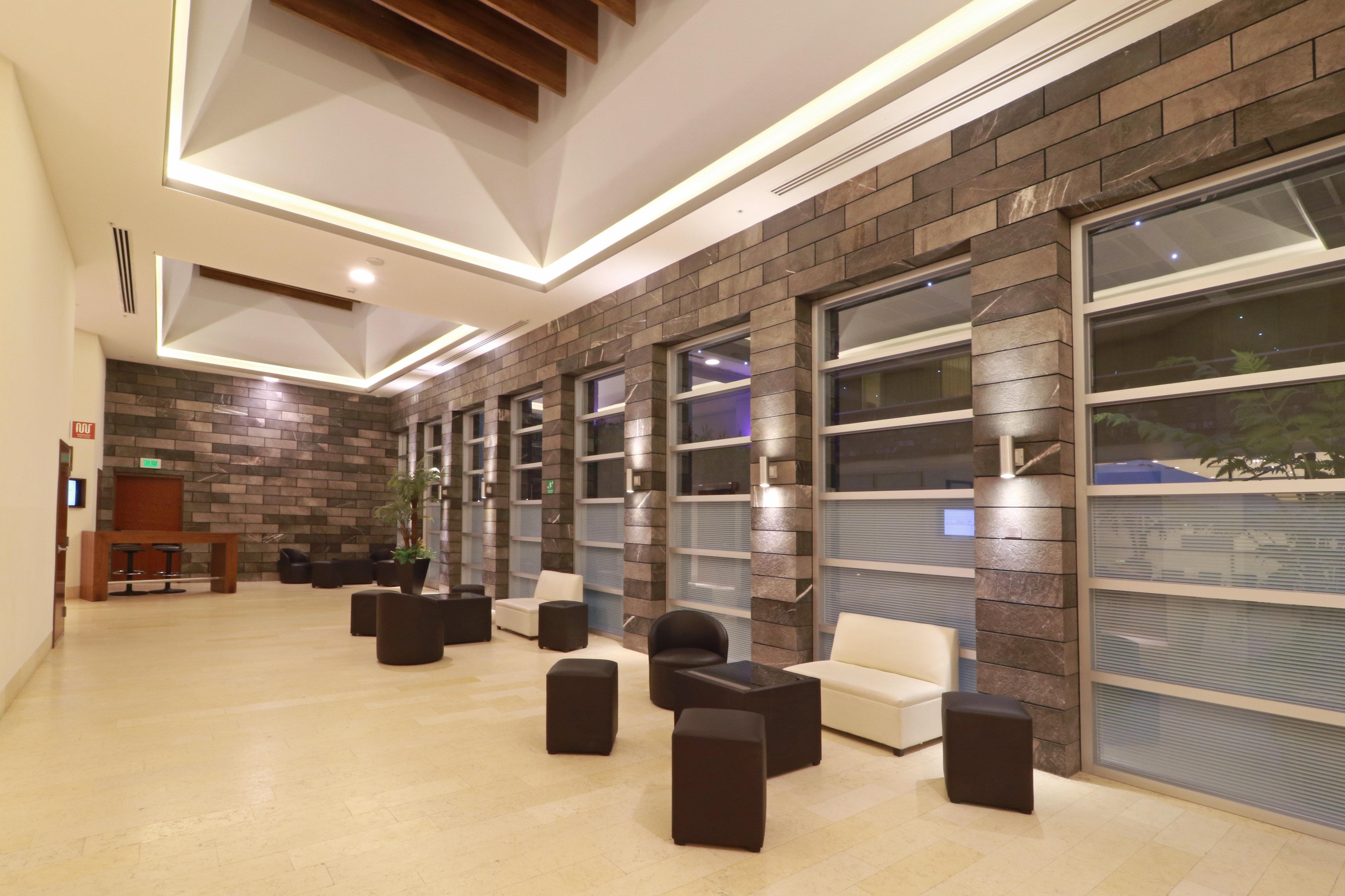 Holiday Inn & Suites Plaza Mayor By Ihg Леон Экстерьер фото