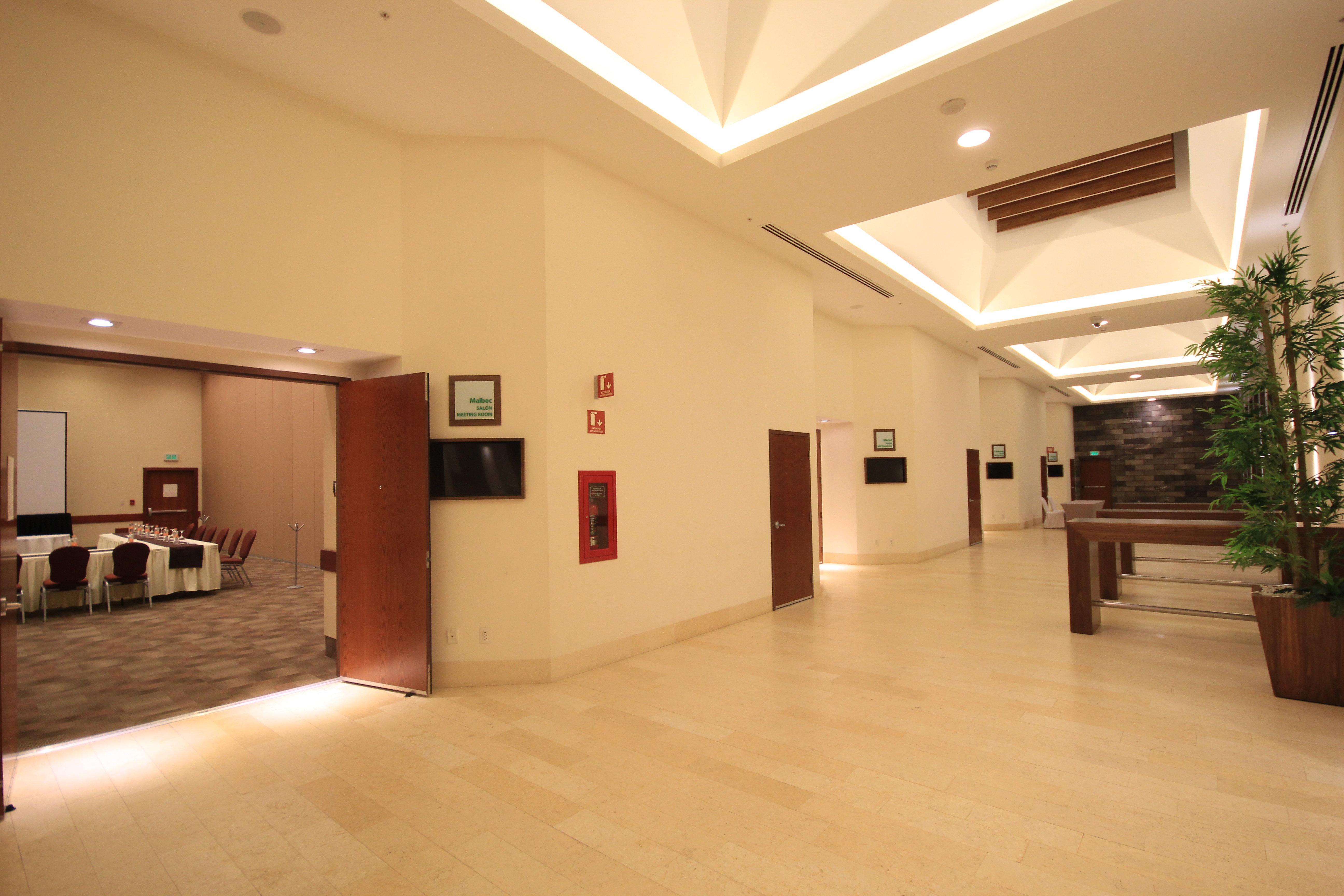 Holiday Inn & Suites Plaza Mayor By Ihg Леон Экстерьер фото