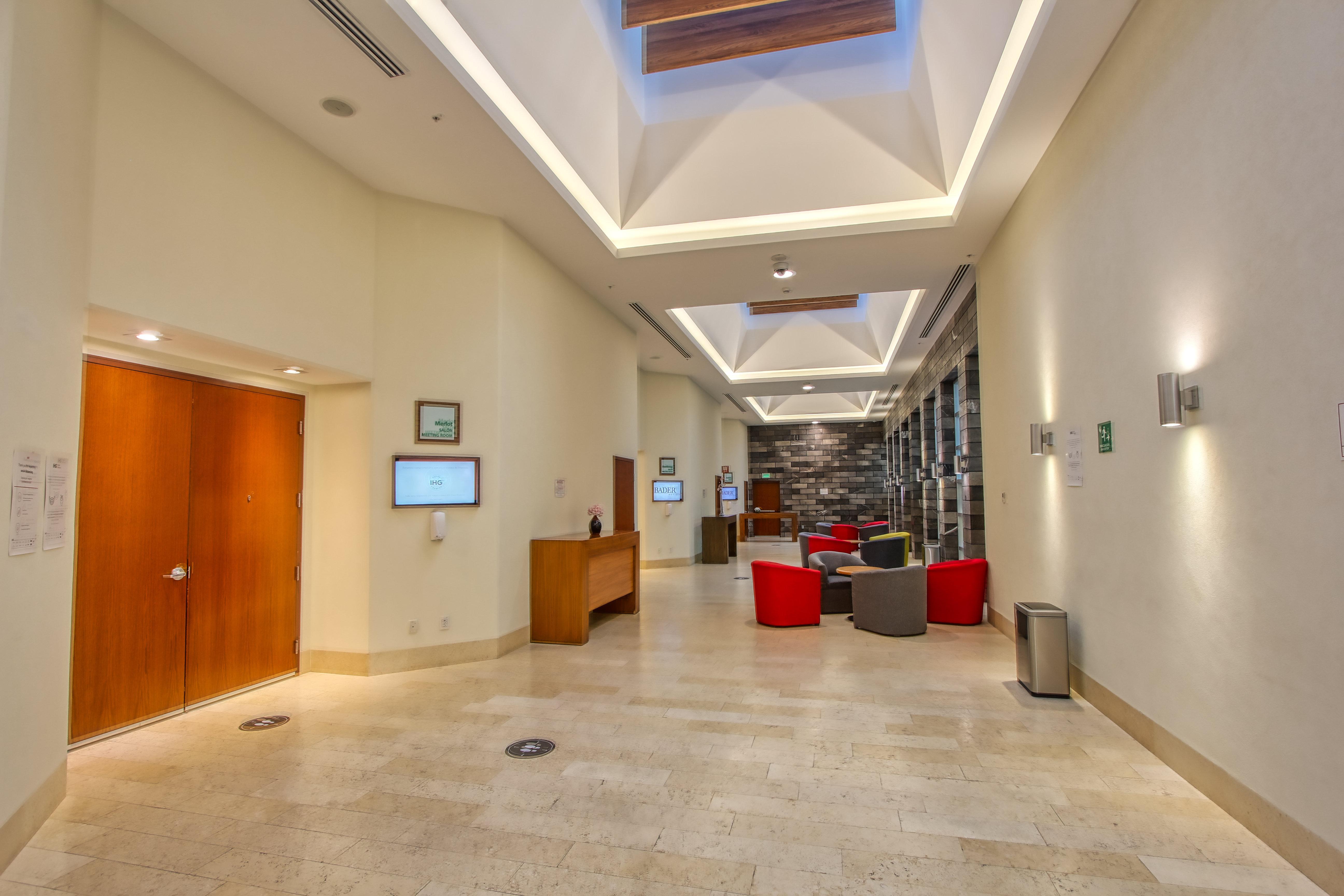 Holiday Inn & Suites Plaza Mayor By Ihg Леон Экстерьер фото